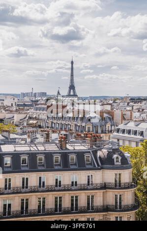 Blick von der Dachterrasse des Kaufhauses Les Printemps über die Dächer von Paris in Richtung Eiffelturm Stockfoto