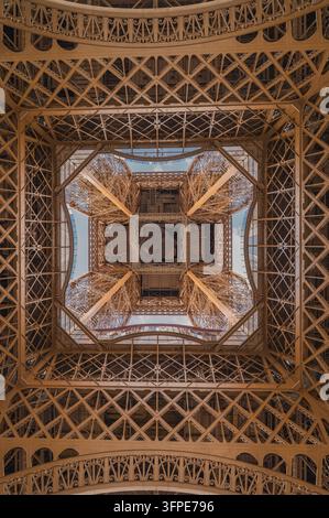 Eine Ansicht, die von unten direkt nach oben auf die Stahlkonstruktion des Eiffelturms in Paris gerichtet ist Stockfoto