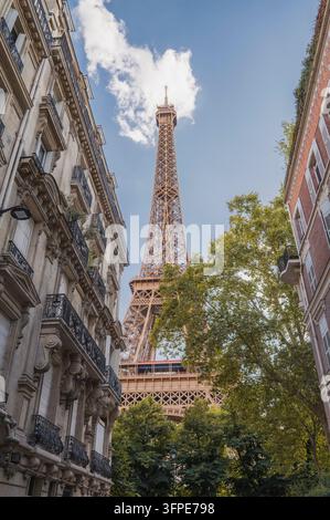 Der Eiffelturm, wie er von der Rue de l'Universite in Paris unter einem blauen Himmel zu sehen ist Stockfoto