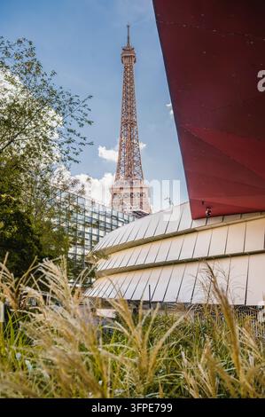 Der Eiffelturm, wie er von der Rue de l'Universite in Paris unter einem blauen Himmel zu sehen ist Stockfoto