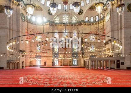 Inneres der Süleymaniye-Moschee in Istanbul, Türkei Stockfoto