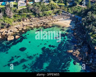 Luftbild von Gordons Bay mit türkisfarbenem Wasser, felsiger Küste und kleinen Booten, die am sandigen Strand in Coogee, New South Wales, Australien liegen Stockfoto