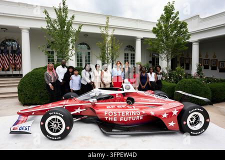Washington, Vereinigte Staaten von Amerika. 20. August 2026. Die US-First Lady Melania Trump posiert mit Gästen neben einem IndyCar-Rennwagen im Rosengarten des Weißen Hauses, am 20. August 2026 in Washington, D.C. IndyCar und Fox Corporation spendeten 2 Millionen US-Dollar für die Initiative „Fostering the Future“ der US-First Lady Melania Trump, um Stipendien für Pflegejugendliche an der Indiana University und der Purdue University zu finanzieren, und erweiterten das Programm auf 26 Institutionen vor dem Freedom 250 Grand Prix in Washington. Credit: Andrea Hanks/White House Photo/Alamy Live News Stockfoto