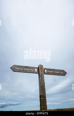 Holzschilder des England Coast Path vor dem Himmel auf der heiligen Insel Lindisfarne, Northumberland, England Stockfoto