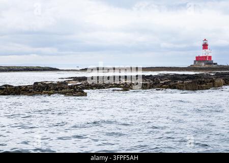 Longstone-Leuchtturm oder Outer Farne auf Longstone Rock  Outer Staple-Inseln der Farne-Inseln nahe Seahouses in Northumberland, England Stockfoto