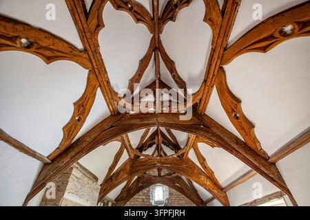 Aufwendig geschnitzte Eichenbalken im Dach von Fiddleford Manor in Dorset, die bemerkenswerte mittelalterliche Handwerkskunst und traditionelle Zimmermannsfähigkeiten präsentieren Stockfoto