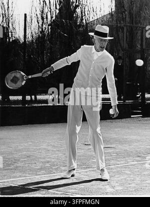 König Gustaf V. (1858–1950), König von Schweden. Als junger Kronprinz reiste er weit und breit, auch nach England, wo er Lawn Tennis entdeckte und ein begeisterter Spieler und früher Fürsprecher des Sports in Schweden wurde. In Tenniskreisen war er oft einfach als „Mr. G“ bekannt, ein diskretes Spitznamen, den er bei Wettkämpfen benutzte, um von seinem königlichen Status abzulenken. Gustaf V. blieb bis ins hohe Alter ein aktiver Spieler und galt als einer der ältesten regelmäßigen Wettkämpfer Europas. Er war auch maßgeblich an der Förderung internationaler Tennis-Kontakte beteiligt, insbesondere zwischen Schweden und Br Stockfoto