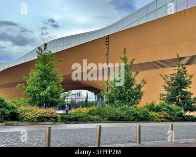 Gekrümmte Holzfassade und Glaseingang der Zentralbibliothek Oodi in Helsinki, einer zeitgenössischen öffentlichen Bibliothek in Helsinki, Finnland. Stockfoto
