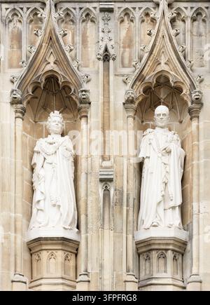 Statuen von Königin Elizabeth II. und ihrem Ehemann Prinz Philip an einer Außenwand der Kathedrale von Canterbury, England. Stockfoto