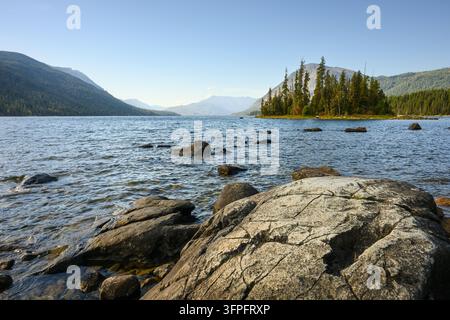 Felsige Küste des Lake Wenatchee in den Cascade Mountains in Washington Stockfoto