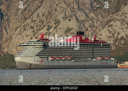 Virgin Voyages-Kreuzfahrt in der Bucht von Kotor, Montenegro, Europa Stockfoto