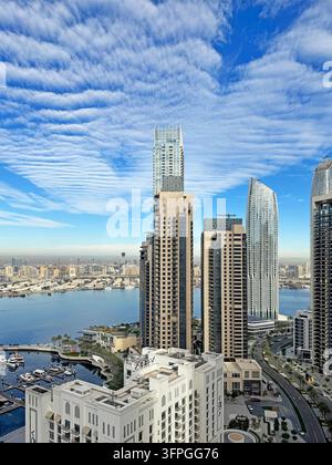 Dubai, UAE - 10. Dezember 2025: Hochhaus-Wohnbauten in Dubai Creek Harbour überblicken die Marina und die Uferentwicklungen. Moderner Bezirk Stockfoto