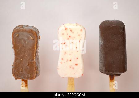drei Arten Eis Schokoladen-Eskimo Schokoladenüberzogenes Eis am Stiel. Eis überzogen mit dunkler, Milch- und weißer Schokolade Stockfoto
