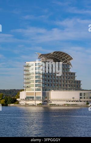 Cardiff, Wales, UK - 4. Oktober 2026: Außenansicht des luxuriösen St David's Hotel in Cardiff Bay. Stockfoto