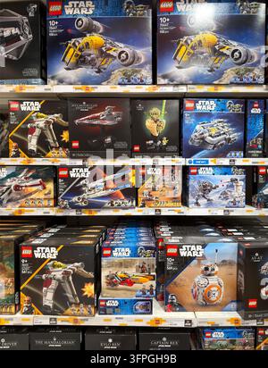Dubai, UAE – 26. Mai 2026: Auswahl an LEGO Star Wars-Bausätzen, die in einem Spielzeuggeschäft ausgestellt sind. Lizenzierte Produkte kombinieren kreatives Bauen Stockfoto