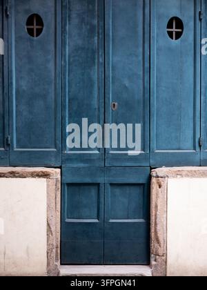Eine blau gefärbte Tür in der historischen mittelalterlichen Stadt Lucca in der Toskana, Italien. Stockfoto