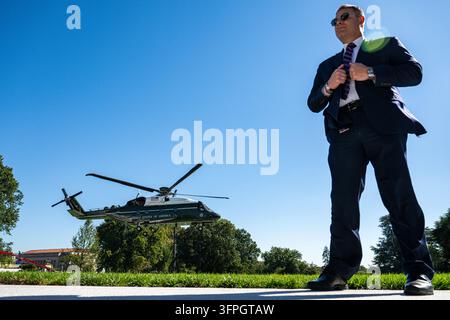 Washington, USA. 7. Oktober 2026. WASHINGTON, DC - 7. OKT.: Ein Agent des Secret Service steht Wache, während US-Präsident Donald Trump am Mittwoch, dem 7. Oktober 2026, in Washington, DC, im Marine One das Weiße Haus verlässt (Foto von Annabelle Gordon/Pool/Für The Washington Post) Credit: Sipa USA/Alamy Live News Stockfoto