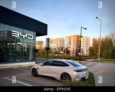 Ein modernes BYD-Autohandelsgeschäft mit weiß beleuchteter BYD-Logo-Schilderei Stockfoto