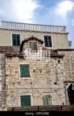 Traditionelle alte Steinhausfassade mit grünen Holzläden in Split, Kroatien Stockfoto