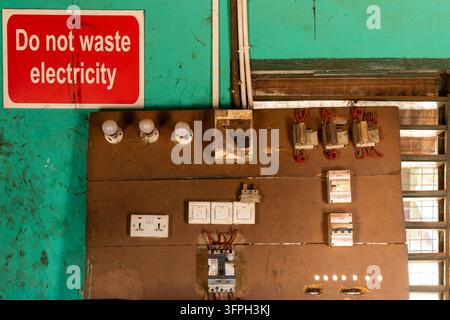 Holzener Stromverteilungssschrank mit Schaltern und Leistungsschaltern in einer Werkstatt, Nordregion, Tamale, Ghana Stockfoto