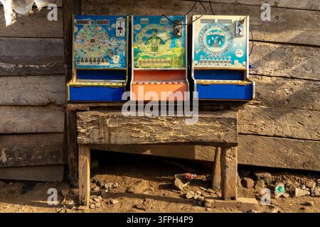 Alte Münzbetriebene Arcade-Spielmaschinen, die außerhalb eines Holzladens montiert sind, Zentralregion, Elmina, Ghana Stockfoto