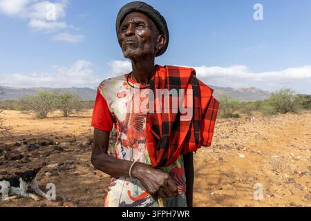 Porträt eines älteren Mannes des Samburu-Stammes mit Hut und rotem kariertem Shuka, der nach oben schaut, Samburu County, Samburu, Kenia Stockfoto
