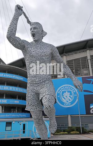Fußballstatue von Sergio Agüero vor dem Etihad-Stadion von Manchester City, die sein berühmtes Tor feiert Stockfoto