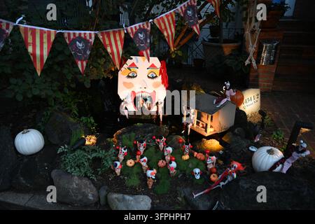 Washington, Vereinigte Staaten. 07. Oktober 2026. Halloween-Thema-Dekorationen an einem Haus in der Innenstadt von Washington, DC am 7. Oktober 2026. Foto von Olivier Douliery/ABACAPRESS.COM Credit: Abaca Press/Alamy Live News Stockfoto