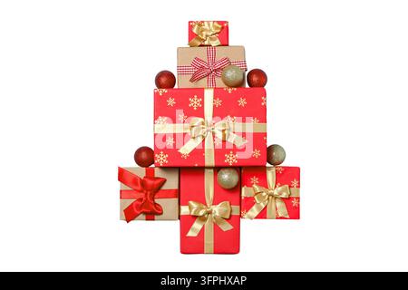 Geschenkboxen. Geschenke gestapelt in Form eines Weihnachtsbaums mit roten Schleifen isoliert auf weißem Hintergrund. Geschenkboxenbaum Stockfoto