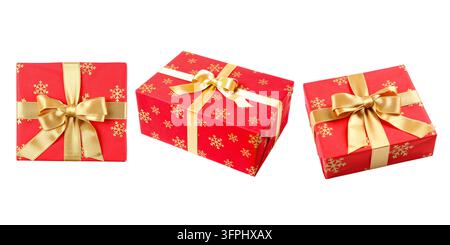 Geschenkboxen. Rot und gold verpackte Weihnachtsgeschenke mit Schleifen isoliert auf weißem Hintergrund. Weihnachtsgeschenkboxen Stockfoto