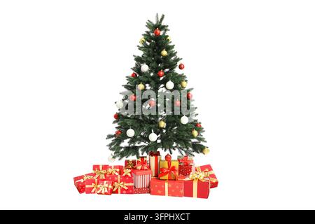 Weihnachtsbaum. Dekorierter Weihnachtsbaum mit bunten Ornamenten und Geschenken darunter, isoliert auf weißem Hintergrund. Weihnachtsbaum Stockfoto