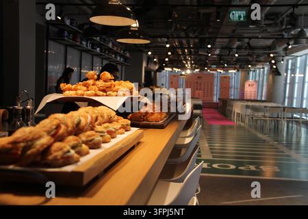 Catering-Buffet-Tisch mit frisch gebackenen Gebäckstücken und Sandwiches in einem modernen Innenraum Stockfoto