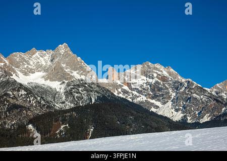 Sommerstein, Breithorn und Mitterhorn Felsgipfel im Steinernen Meer über schneebedecktem Feld, Saalfelden, Salzburg, Österreich Stockfoto