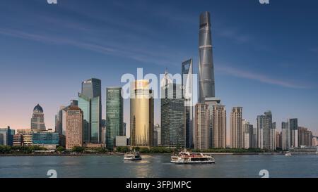 Shanghai, China - 4. Mai 2026: Pudong-Horizont mit Shanghai Tower, Shanghai World Financial Center, Jin Mao Tower, Citigroup Tower und Bank of C Stockfoto