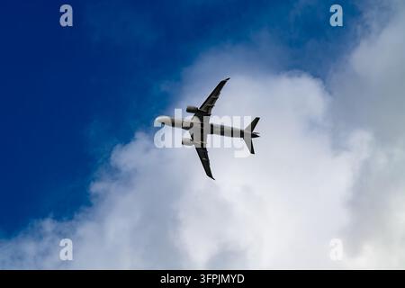 Handelsflugzeug aus der Sicht von unten, während es sich dem Flughafen Sylt in der Nähe von Westerland auf der Nordseeinsel Sylt, Deutschland, nähert oder abfliegt. Stockfoto