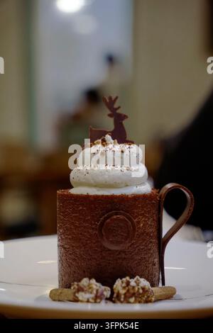 Schokoladenmousse in Form einer Tasse mit Rentierverzierung Stockfoto