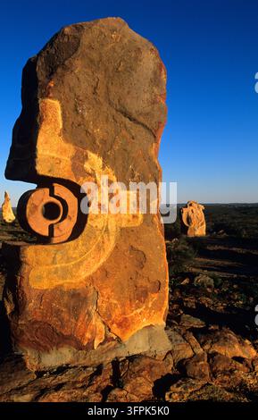 Ausgeschnitztes Sandstein-Kunstwerk vom Skulpturensymposium in gedämpftem goldenem Licht im Living Desert State Park im Outback von New South Wales, Australien Stockfoto