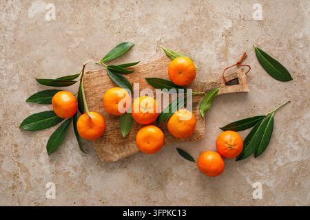 Mandarinen frische Zitrusfrüchte mit grünen Blättern Stockfoto