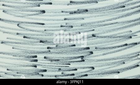 Schwarze strukturierte Striche, die über helles Papier schweben, als monochromer abstrakter Hintergrund Stockfoto