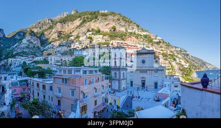 Positano - Amalfiküste - Die Stadt und die Küste mit der Kathedrale im Abendlicht Stockfoto