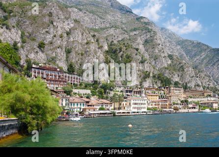 Limone sul Garda – Die kleine Stadt unter den Alpenfelsen. Stockfoto