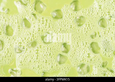 Ein Hintergrund-Matcha aus Eistee und Milch im Nahaufnahme. Latte Matcha-Tee. Stockfoto