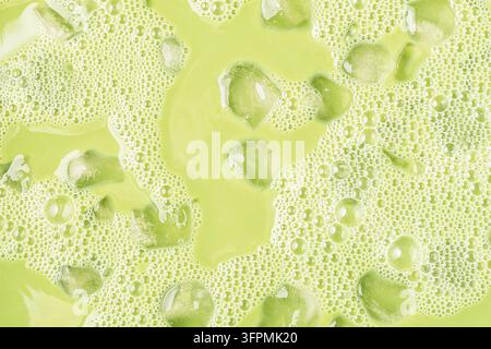 Ein Hintergrund-Matcha aus Eistee und Milch im Nahaufnahme. Latte Matcha-Tee. Stockfoto