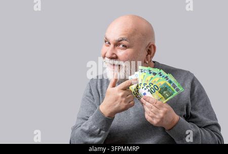 Alter Mann hält Euro-Banknoten. Reicher alter Großvater Geschäftsmann Freiberufler arbeitet mit Geld Euro Bargeld. Senior hält Euro-Banknoten, zeigt. Bargeld Stockfoto