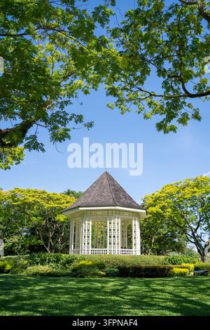 Das weiße Bandstand-Gazebo, eingerahmt von Ästen in den botanischen Gärten von Singapur Stockfoto