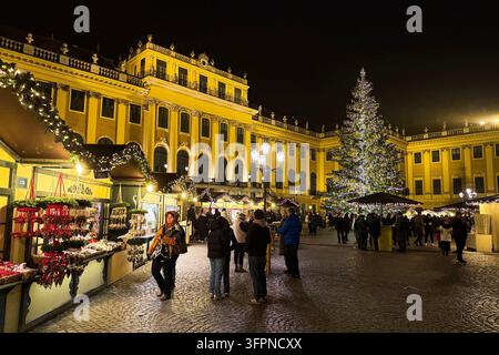 Wien, Österreich - 21. Dezember 2025: Weihnachtsbaum und festliche Marktstände auf dem Weihnachtsmarkt des Schlosses Schönbrunn Stockfoto