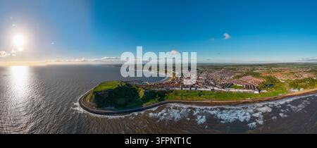 Luftaufnahme von Scarborough Castle auf der Landzunge mit Blick auf die Nordsee, mit der historischen Stadt, den Sandstränden und den Küstenklippen in Scarborough Stockfoto