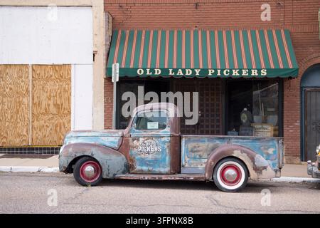 Ein Ford-Pickup-Truck aus dem Jahr 1941. Erie Street, historisches Geisterstadt Lowell, Bisbee, Arizona, USA, geparkt vor "Old Lady Pickers"; Seitenansicht Stockfoto