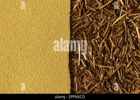 Goldener Hojicha-Puder trifft auf lose geröstete Teeblätter in rustikalem horizontalem Hintergrund für Teemarke, Menüs und Verpackungen. Stockfoto