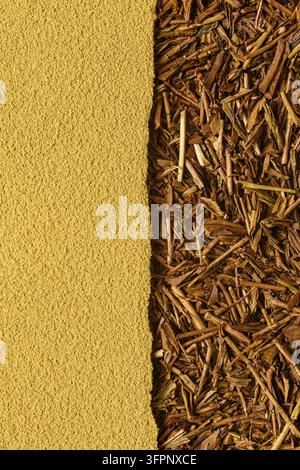 Hojicha-Pulver und geröstete Teeblätter bilden einen warmen geteilten Hintergrund mit natürlicher Textur und großzügigem Kopierraum für Design. Stockfoto